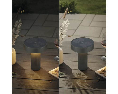 Moderne solartafellamp met geribbelde voet en geïntegreerd zonnepaneel op de tafelstandaard voor sfeervolle buitenverlichting.