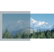 Vergelijkingsbeeld van een bergpanorama met en zonder filtereffect om de zonwering of lichtbescherming te verduidelijken.