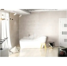 Moderne badkamer met vrijstaand bad, subtiele wandafwerking en stijlvolle woonaccessoires in een lichte, open ruimte.