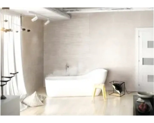 Moderne badkamer met vrijstaand bad, subtiele wandafwerking en stijlvolle woonaccessoires in een lichte, open ruimte.