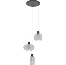 Moderne hanglamp met drie verschillend gevormde geribbelde glazen kappen aan een ronde plafondbevestiging