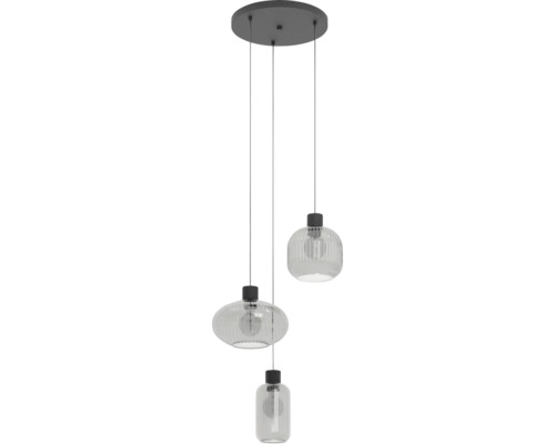 Moderne hanglamp met drie verschillend gevormde geribbelde glazen kappen aan een ronde plafondbevestiging