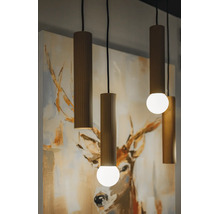 Moderne hanglampen met cilindrische, geribbelde lampenkappen en ronde lampen voor een schilderij met een hertmotief.