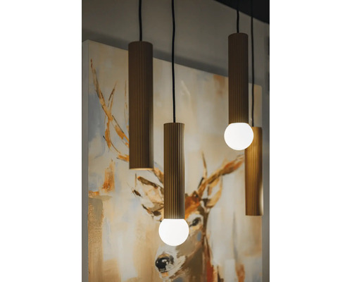 Moderne hanglampen met cilindrische, geribbelde lampenkappen en ronde lampen voor een schilderij met een hertmotief.