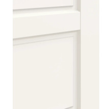Detailopname van een witte binnendeur met houten cassetteprofiel
