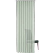 Een halfdoorzichtig gordijn met verticale strepen, opgehangen aan een gordijnroede en lichtjes voor een stoel geplaatst.