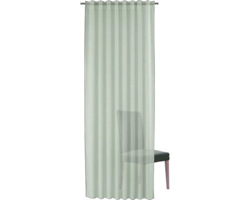 Een halfdoorzichtig gordijn met verticale strepen, opgehangen aan een gordijnroede en lichtjes voor een stoel geplaatst.