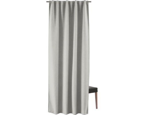 Een effen gordijn dat aan een gordijnroede hangt naast een stoel.