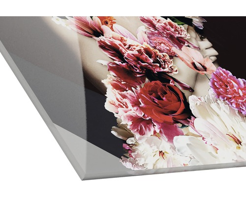 Close-up van een wanddecoratie met bloemmotief
