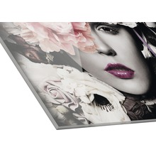 Decoratieve wanddecoratie met vrouwenportret en bloemmotieven