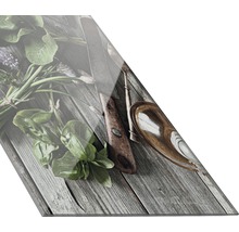 Keukenkruiden en keukengerei op hout