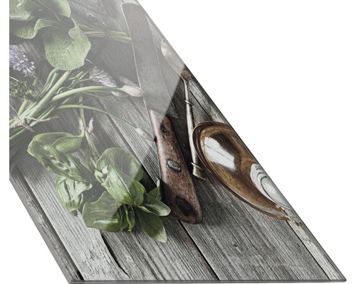 Keukenkruiden en keukengerei op hout