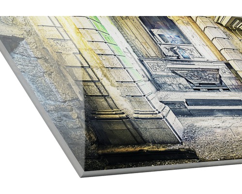 Close-up van een bedrukte plaat met een gebouw