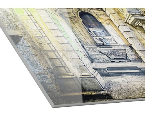 Close-up van een acrylglasplaat met de afdruk van een oud gebouw