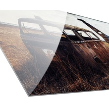 Acrylglasfoto met een verroest, oud voertuig in een weide