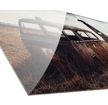 Acrylglas schilderij met een afbeelding van een oud, verroest voertuig in een veld