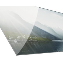 Glazen foto met berglandschap en kustplaats