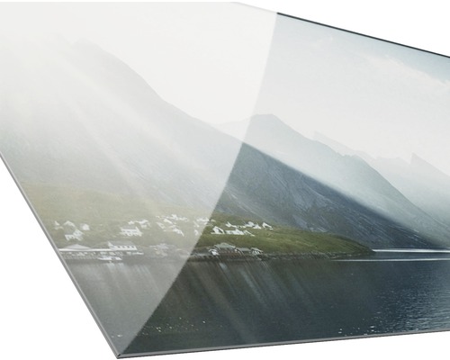 Glazen foto met berglandschap en kustplaats