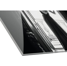 Close-up van een foto op canvas met een vrouw in een jurk