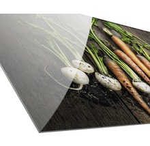 Decoratieve plaat met wortelen op hout