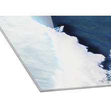 Close-up van een direct bedrukte plaat met het motief van een surfer op een golf