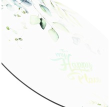 Detailopname van een tafelblad met eucalyptusbladeren en de tekst: This is my happy place.