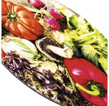 Close-up van tomaat, radijs, champignon, courgette en sla