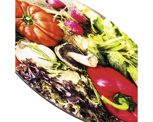 Close-up van tomaat, radijs, champignon, courgette en sla