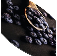 Decoratieve plaat met blauwe bessen en houten lepel