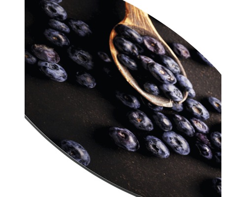 Decoratieve plaat met blauwe bessen en houten lepel