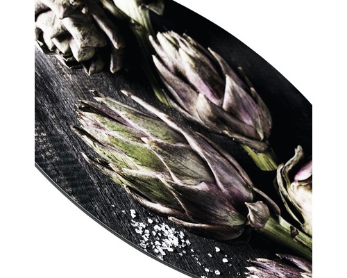 Artisjokken op een donkere houten plank