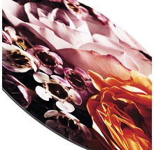 Detailopname van een rond decoratief element met bloemmotief