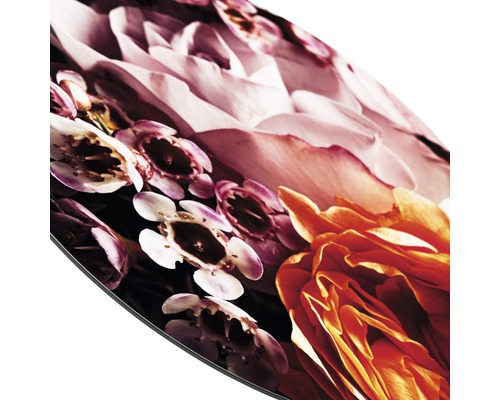 Detailopname van een rond decoratief element met bloemmotief