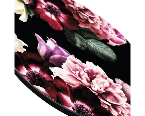 Gedetailleerde opname van een tafel met een bloemenpatroon