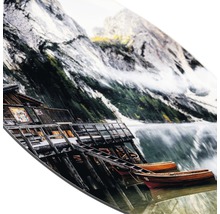 Decoratieve wanddecoratie met berglandschap, boten en berghut.