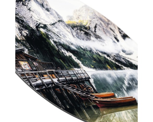 Decoratieve wanddecoratie met berglandschap, boten en berghut.