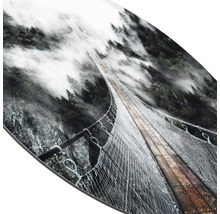 Close-up van een wanddecoratie met het motief van een hangbrug in het bos