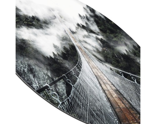 Close-up van een wanddecoratie met het motief van een hangbrug in het bos