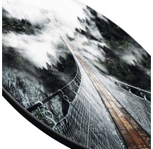 Muurdecoratie met een hangbrug, omgeven door bos en mist