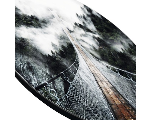 Muurdecoratie met een hangbrug, omgeven door bos en mist