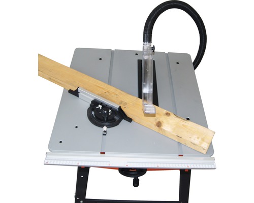 Tafelcirkelzaag met houten plank