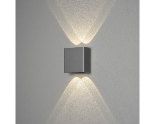 Vierkante wandlamp van metaal met lichtstralen omhoog en omlaag