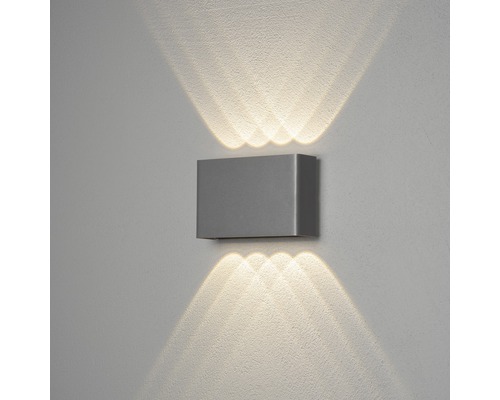 Rechthoekige wandlamp van metaal met indirecte verlichting