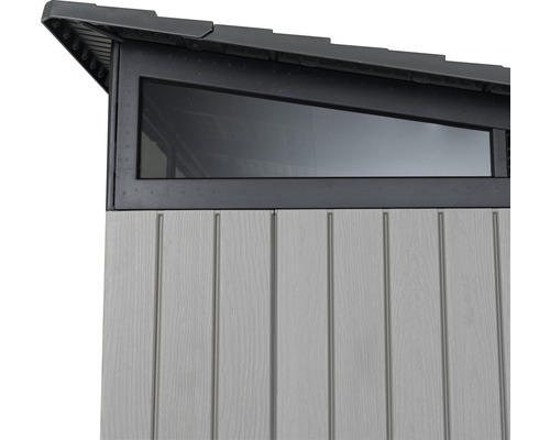 Detailweergave van een tuinhuis met raam en houten bekleding