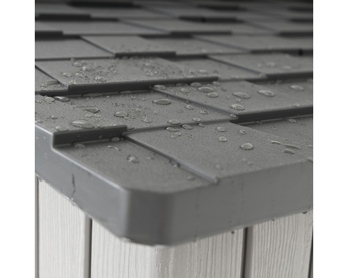 Close-up van de dakspanen van een gereedschapskist met waterdruppels