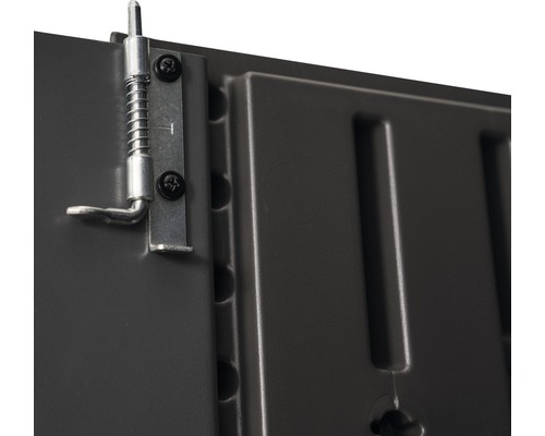 Detailopname van een slot met veerpen op een tuinkast