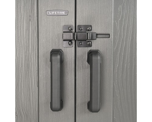 Detailopname van een tuinkastdeur met handgreep en grendel en Lifetime logo