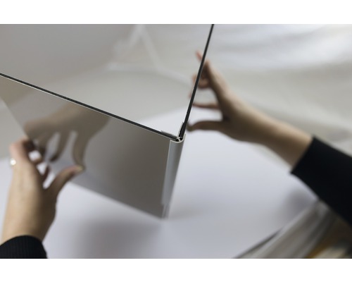 BREUER Hoekverbinding achterwand voor buitenhoeken Decodesign aluminium 210 cm Persoon monteert een aluminium composiet paneel met een profiel