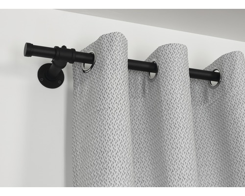 Gordijnroede van metaal met gordijn