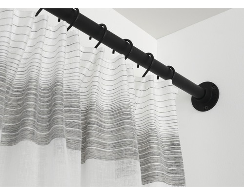 Douchegordijnroede met gordijn en ringen aan een badkamermuur